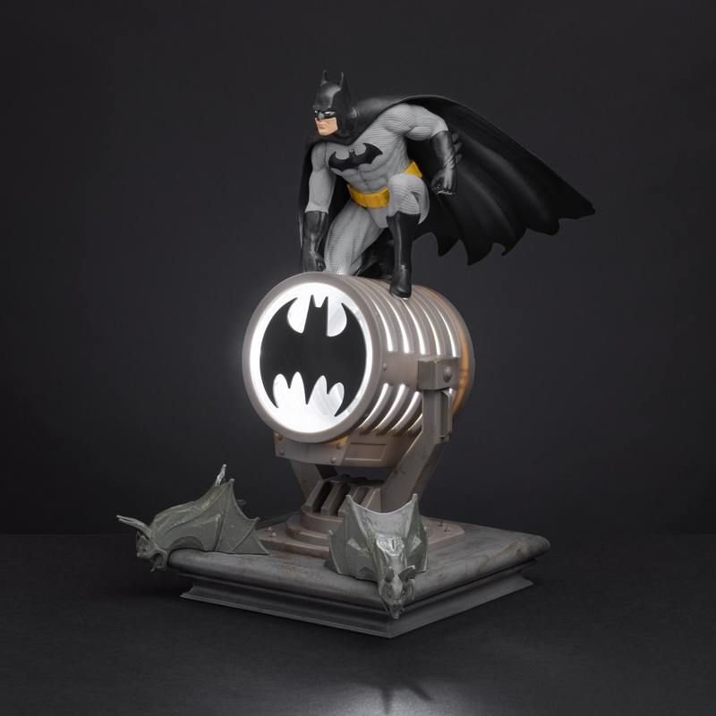 DC COMICS BATMAN FIGURINE LIGHT