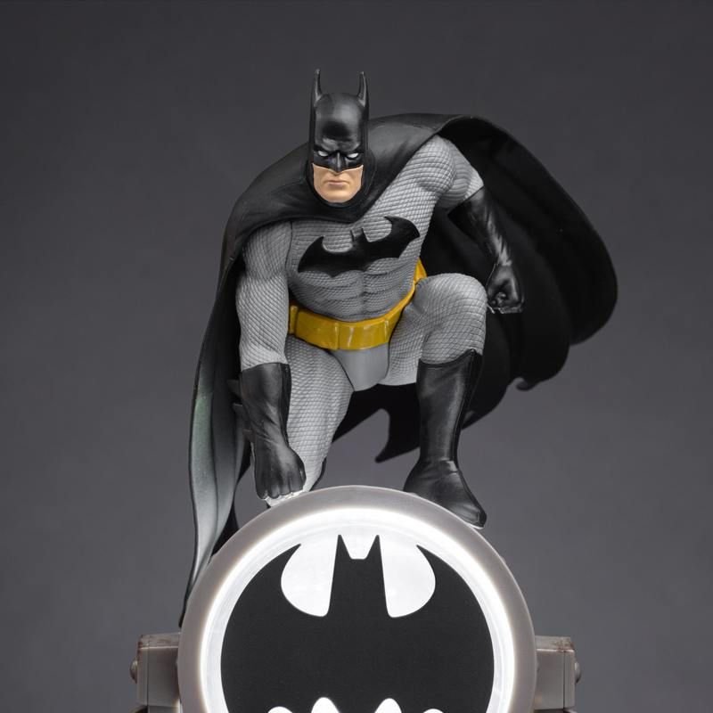 DC COMICS BATMAN FIGURINE LIGHT