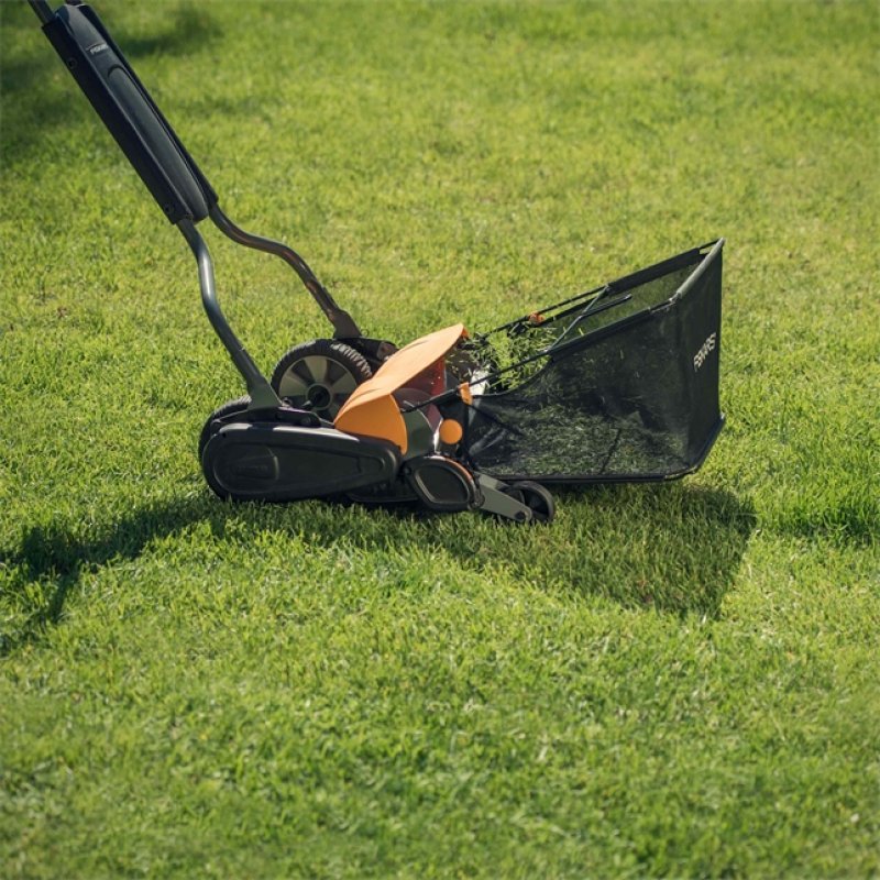 Fiskars StaySharp Max manual reel mower 46 cm