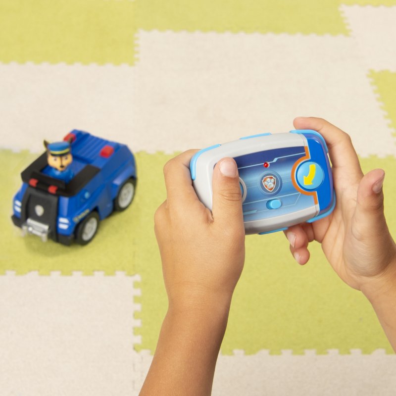 PAW Patrol La Pat' Patrouille - - Voiture RC Chase - Voiture télécommandée avec Télécommande Adaptée Aux Petites M