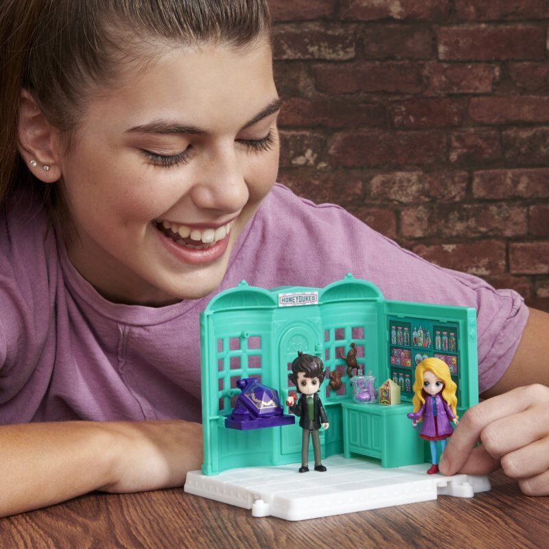 Wizarding World Harry Potter, Magical Minis, Boutique de bonbons Honeydukes avec 2 figurines exclusives et 5 accessoires