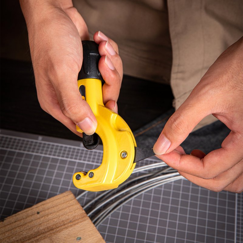 Metal pipe cutter 32mm Deli Tools EDL2504 (yellow)