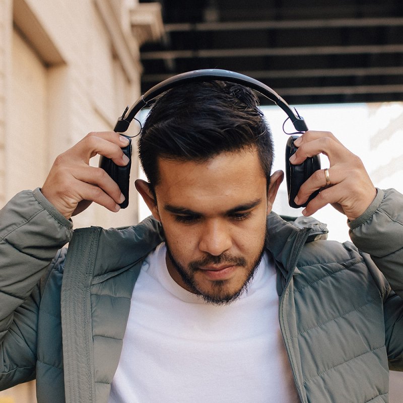 JLab Studio Pro Wireless Over Ear Bluetooth Kopfhörer Über 35 Stunden Spielzeit, Faltbar für einfache Aufbewahrung/Re
