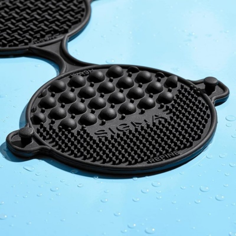 Sigma Beauty Palmat Makeup Brush Cleaner - Perfect for Travel and On the Go - Palm Sized - Black Small