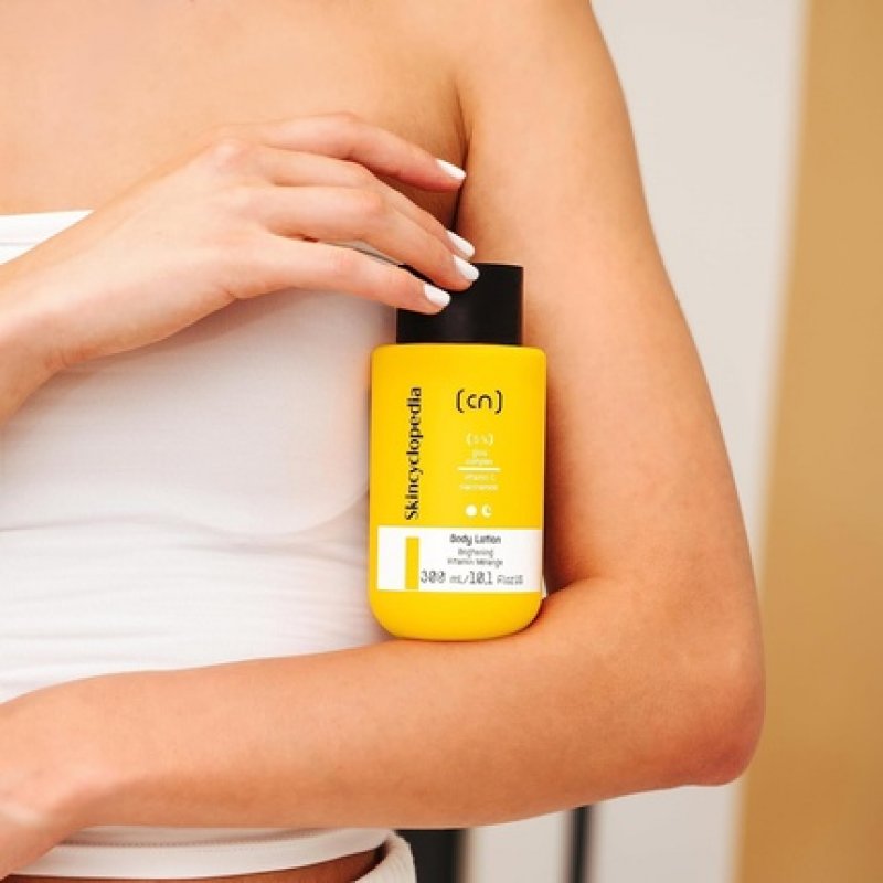 Skincyclopedia 5% Vitamin C Body Lotion with Niacinamide, Vitamin E, Shea Butter and Almond Oil 300ml
