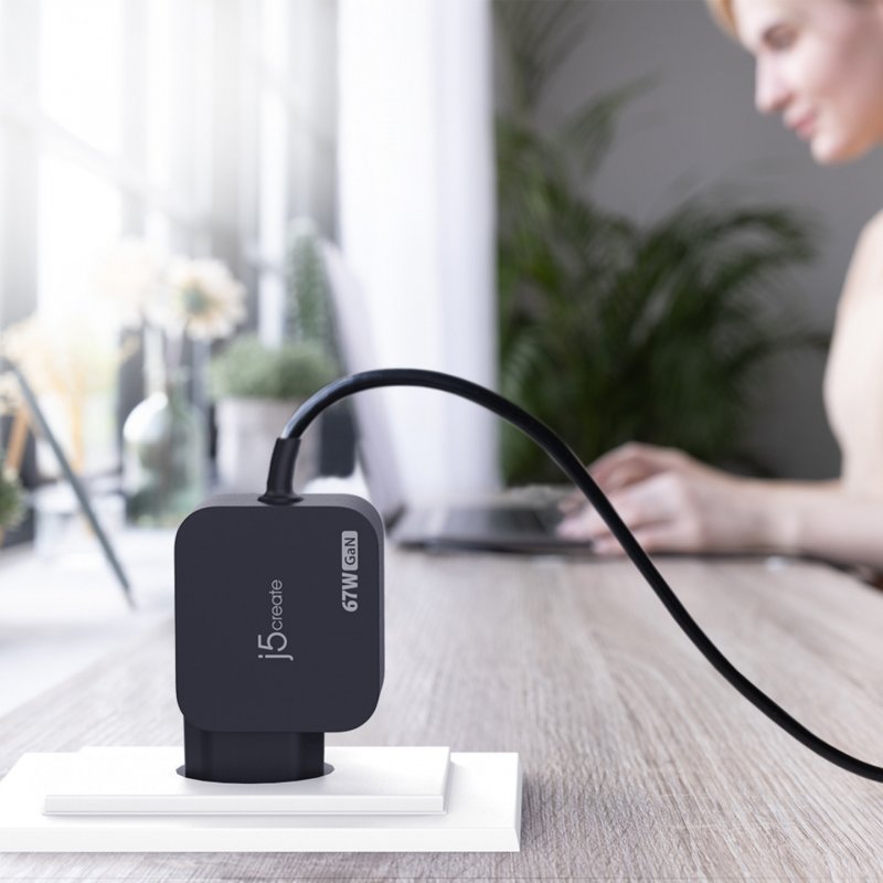 j5create JUP1565DCE3A-EN 67W GaN PD USB-C® Mini Charger with 3 Types of DC Connector - EU