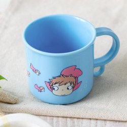 Ponyo sur la falaise mug Ponyo dans la mer