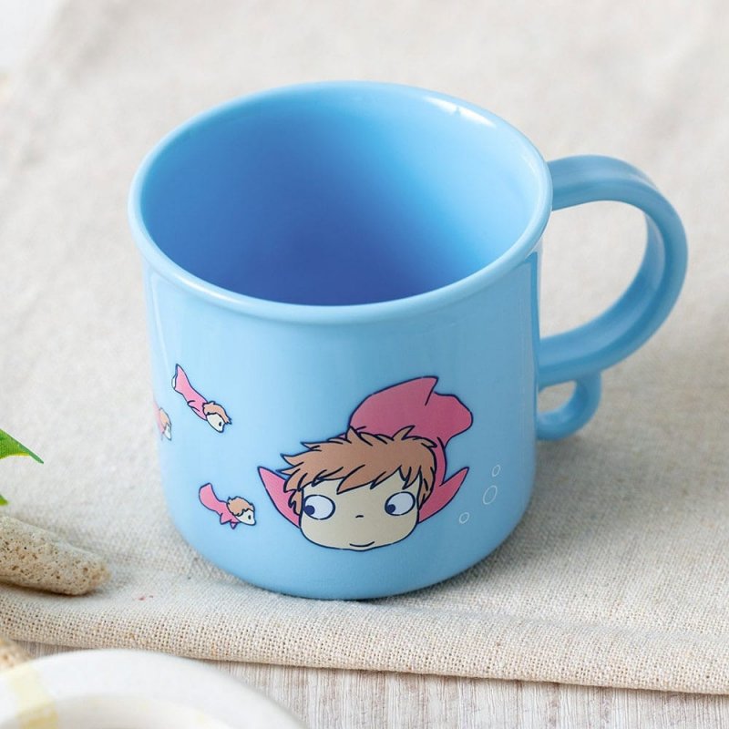 Ponyo sur la falaise mug Ponyo dans la mer