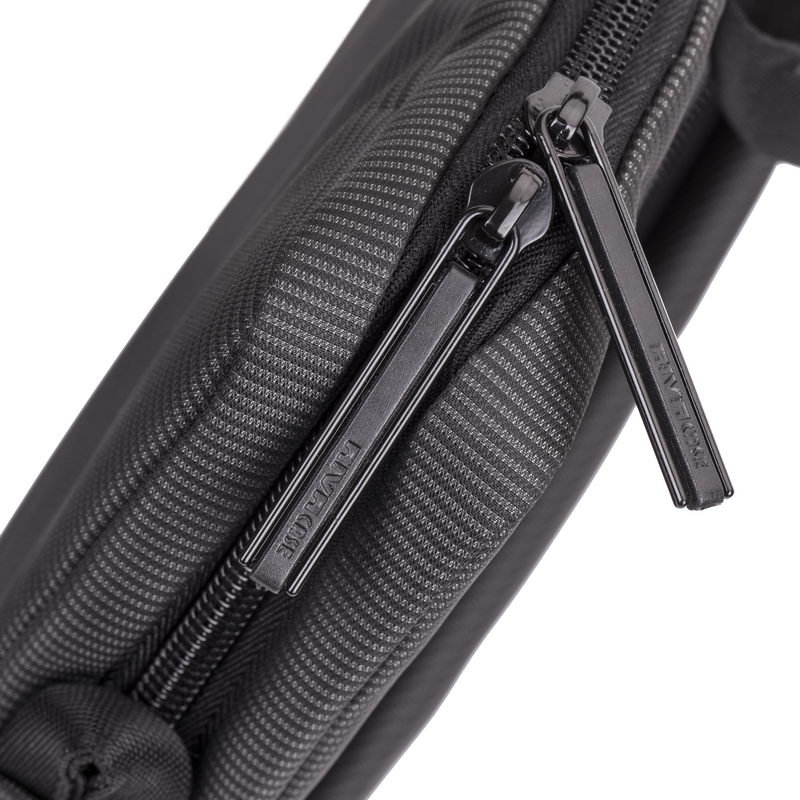 Rivacase 8730 39.6 cm (15.6") Messenger case Black