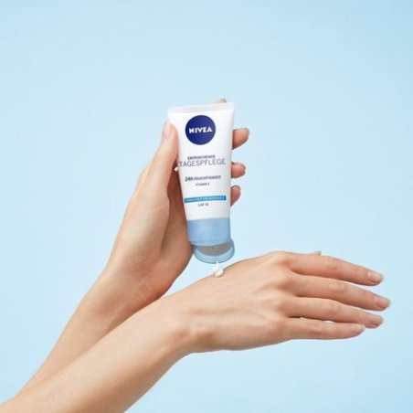 Nivea Essentials Moisturizing Normal To Combination Skin Spf 15 - 50ml