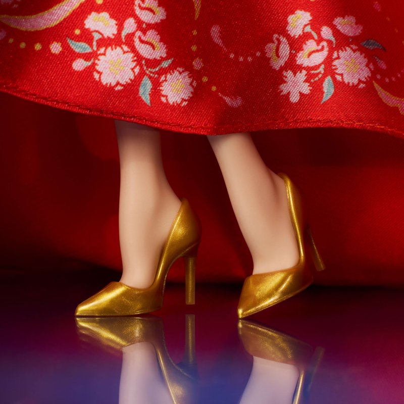 Barbie Signature Lunar New Year mit Qipao und goldenen Accessories