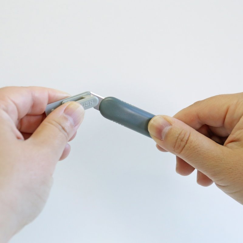 NT Cutter A-551P, cutter en plastique avec réservoir à lame