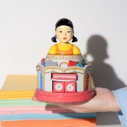 SQUID GAME - Doll - Calendrier Perpétuel 3D en Résine