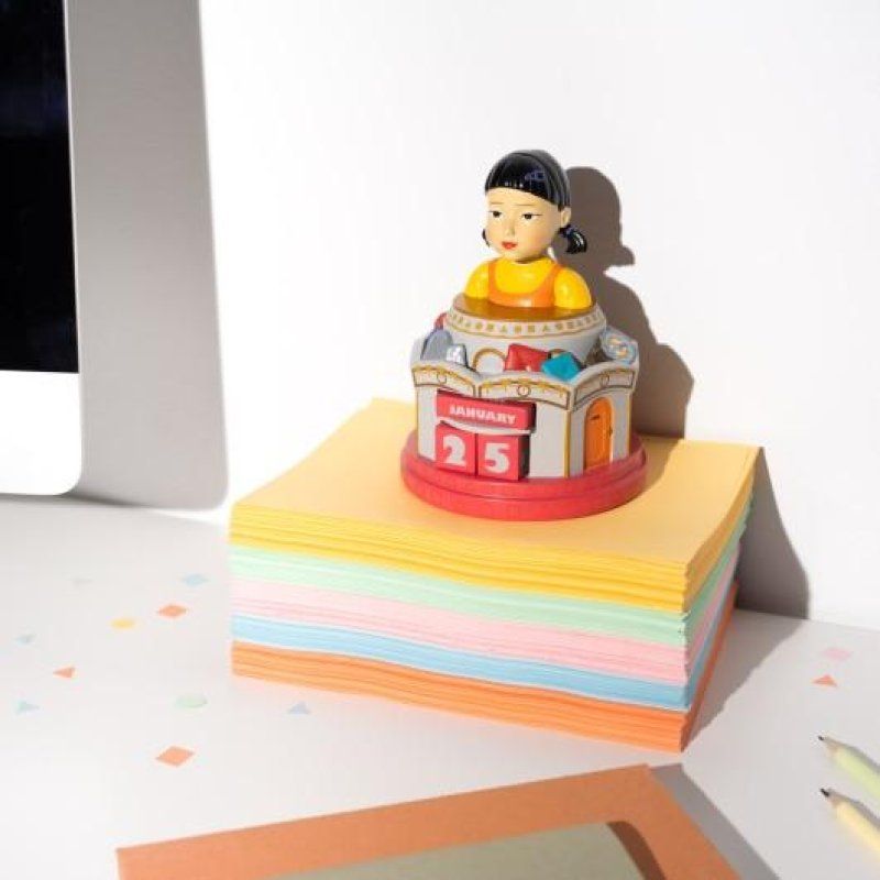 SQUID GAME - Doll - Calendrier Perpétuel 3D en Résine