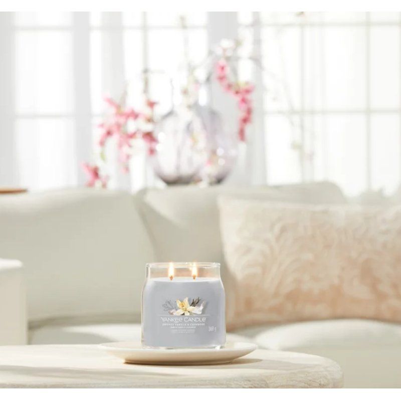 Yankee Candle Smoked Vanilla & Cashmere wax candle Cylinder Amber, Cashmere wood Grey 1 pc(s)