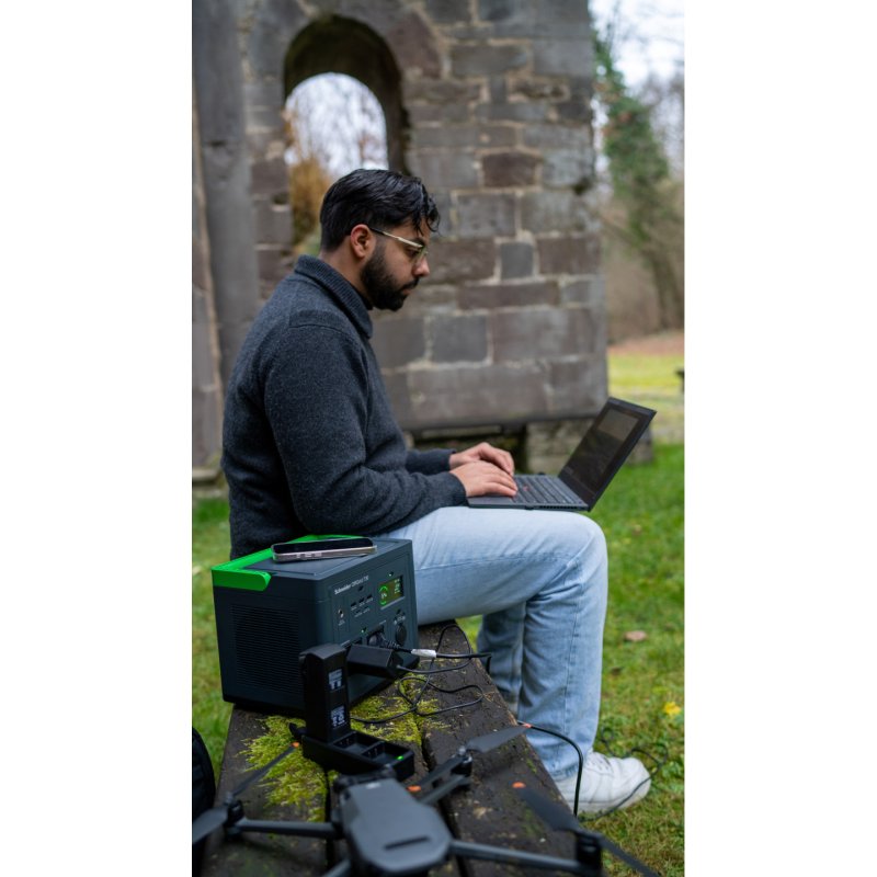 Schneider tragbare OffGrid Powerstation 330 (schwarz/grün, Lithium-Ionen Akku 332Wh, 2x 230V 300W, 3x USB-A, 1x USB-C