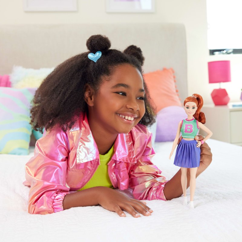 Barbie Fashionista Puppe im Jersey-Oberteil und Faltenrock