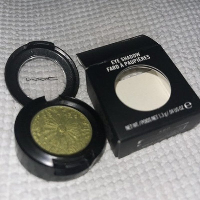 Mac Lucky Green Veluxe Pearl Eyeshadow Limited Edition Full Size