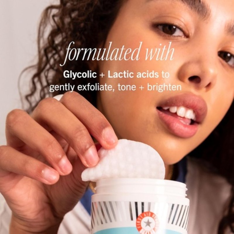 First Aid Beauty Facial Radiance Daily Exfoliating Pads with AHA