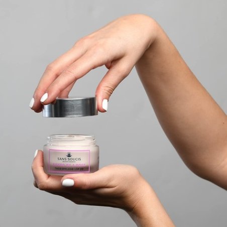 Anti Age Kissed by a Rose Day Care with SPF 20