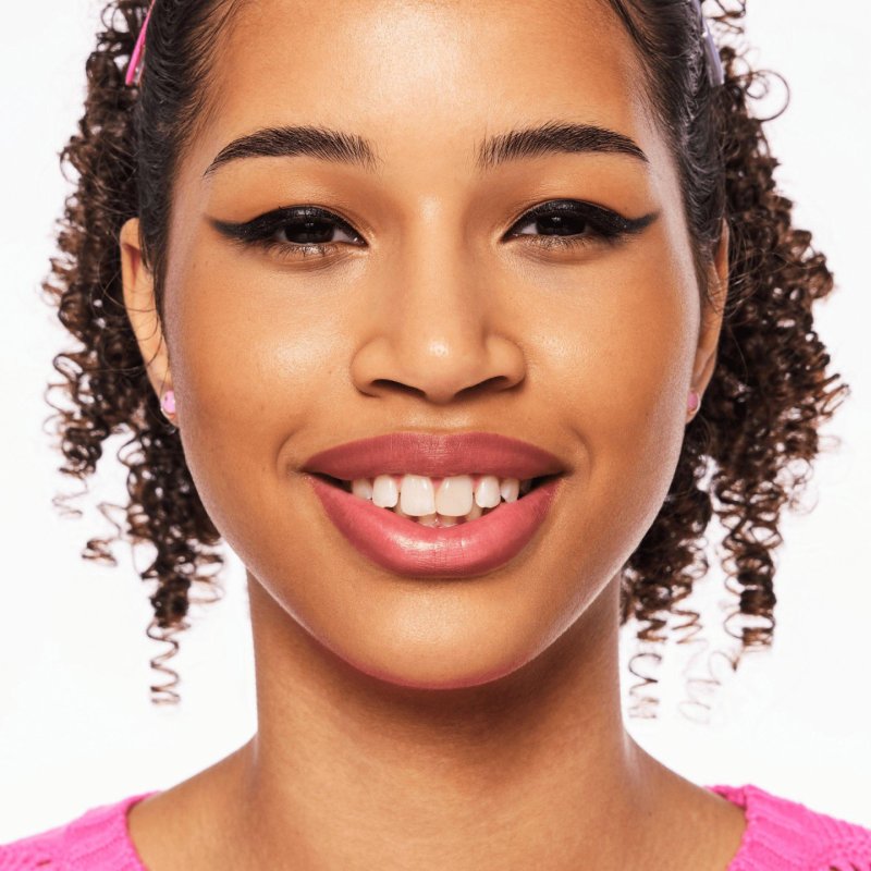 Essence 8h Matte Comfort Lip Crayon With Matte Finish And Sharpener