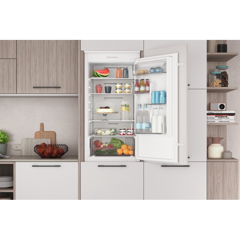 Indesit INC18 T112 white built-in fridge-freezer