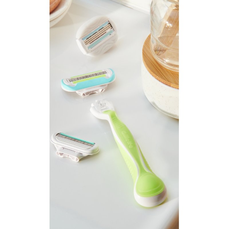 Gillette Venus Extra Smooth Razor Blades for Women 8 Refills Lubrastrip with Avocado Oils SkinCushion