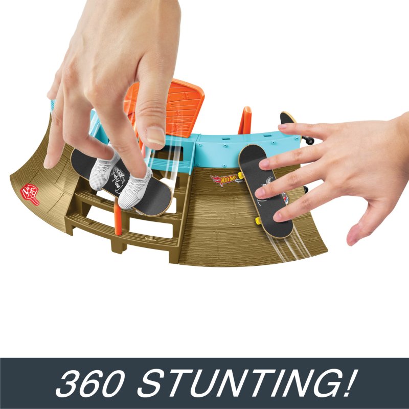 Hot Wheels Action Skate Stadium Set with Exclusive Fingerboard and Skate Shoes