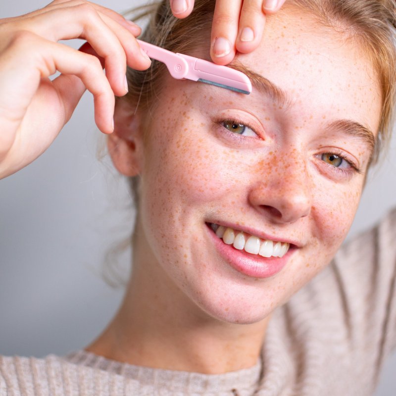 Magnitone London Browz That Eyebrow Shaping & Dermaplane Razor Pink 3pk Eyebrow Shaping And Dermaplaning Razors In Pink