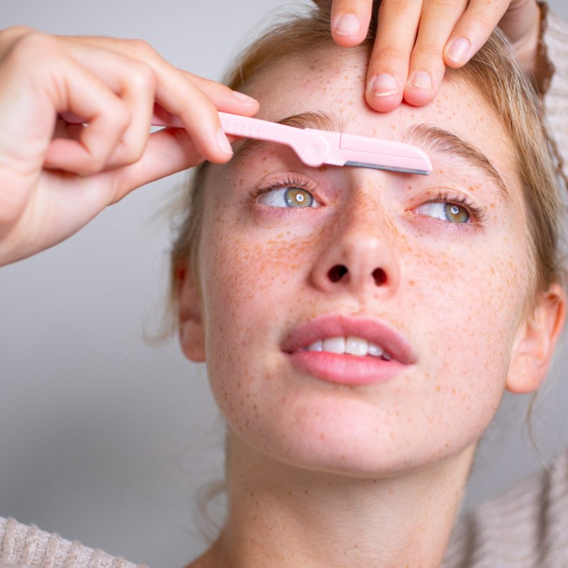 Magnitone London Browz That Eyebrow Shaping & Dermaplane Razor Pink 3pk Eyebrow Shaping And Dermaplaning Razors In Pink