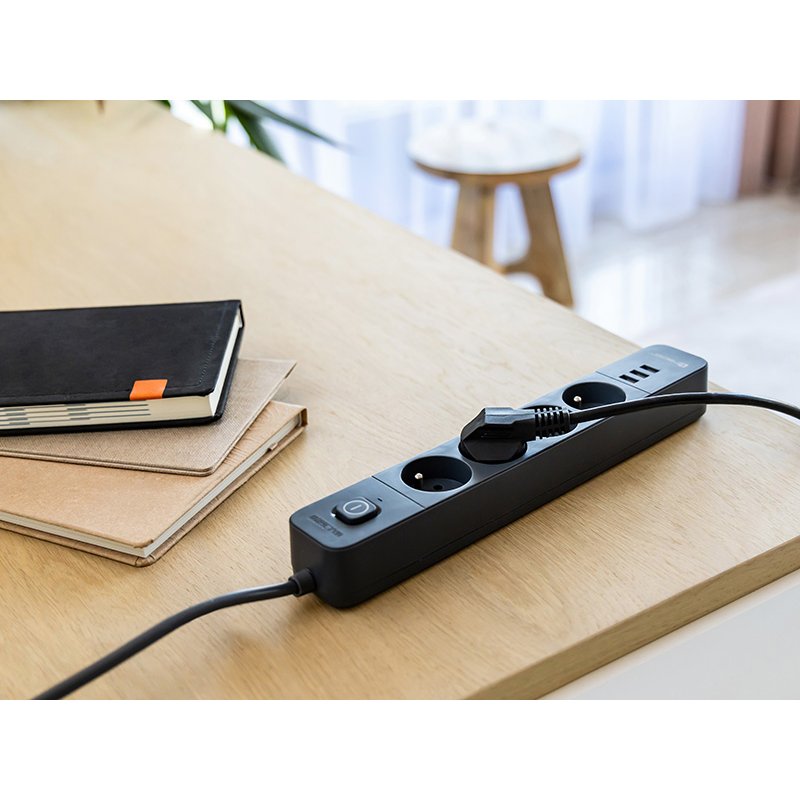 Tracer 47027 Power Line 1.5m (4 outlets 3x USB A, 5V 2,4A)