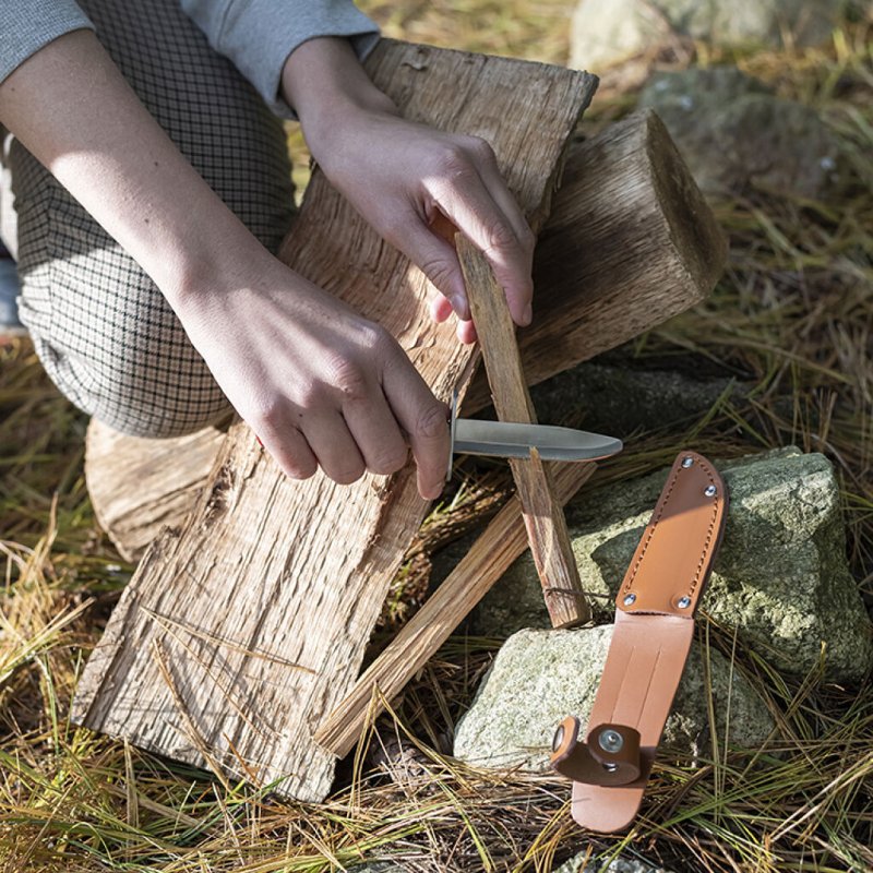 Kikkerland - Huckleberry Explorer Knife - Red - 7 x 1.75 x 0.75