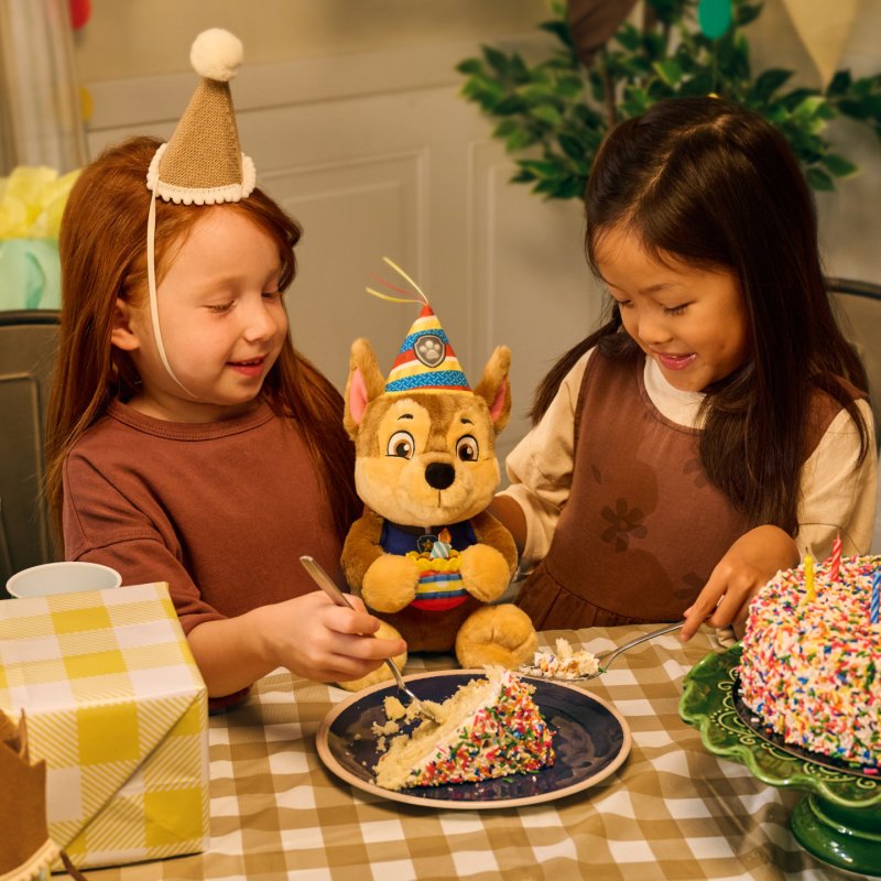 PAW Patrol Peluche Chase Pat' Patrouille Anniversaire GUND, Peluche Chase officielle, Jouet sensoriel pour enfants à