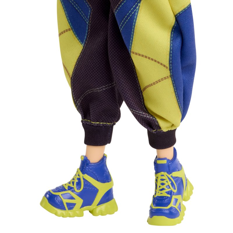 Mattel KPop Demon Hunters HUNTR/X Zoey Fashion Doll in Removable Look with Themed Movie Accessories