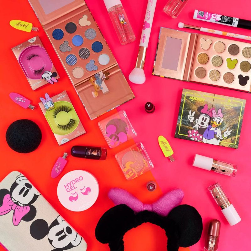 Essence Disney Mickey and Friends eye shadow 10.2 g 02 Imagination has no age Matte, Metallic