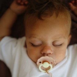 Frigg Daisy Night Pacifier Latex Bpafree Made In Denmark Symmetrical Cherry Shape Size 1 06 Months Blush Nightcream