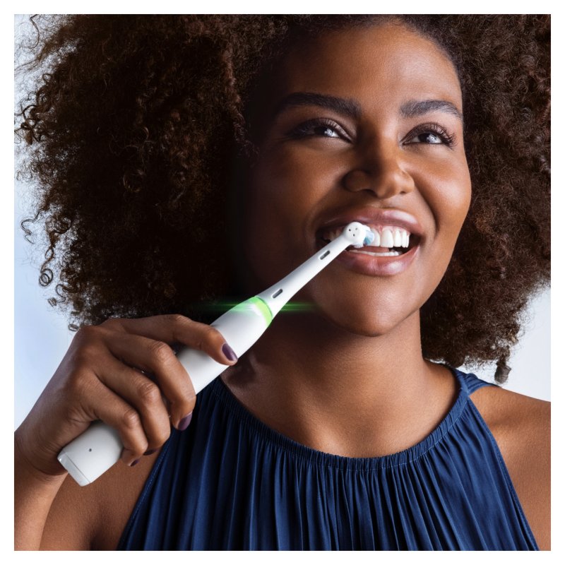 Oral-B iO4 Electric Toothbrush with Brush Head and Travel Case White