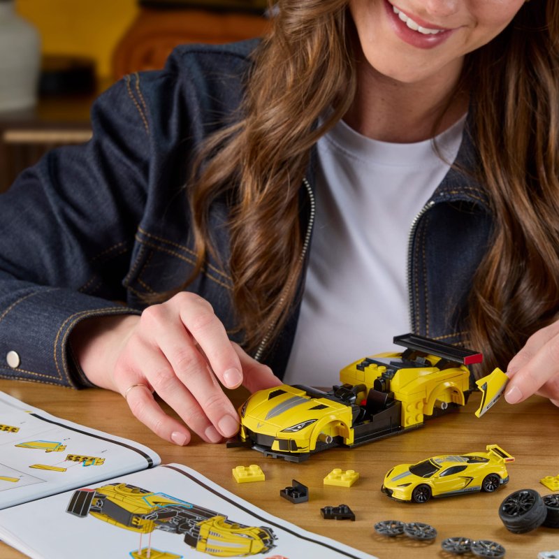 Mattel Brick Shop Hot Wheels ’20 Corvette C8.R Building Toy Kit (261 Pieces), for Collectors