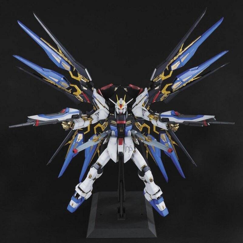 GUNDAM - Perfect Grade - Strike Freedom Gundam - 30 CM REPROD