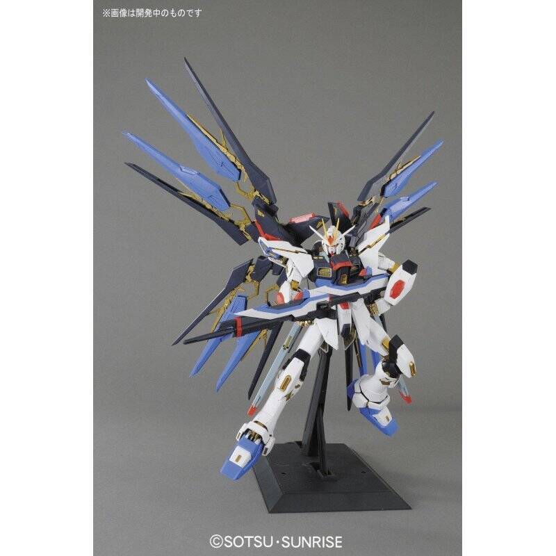 GUNDAM - Perfect Grade - Strike Freedom Gundam - 30 CM REPROD